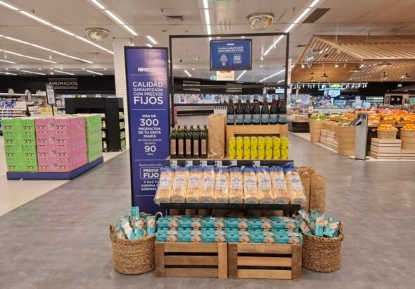 Imagen del interior de un supermercado del Corte Inglés con una estanteria llena de productos.