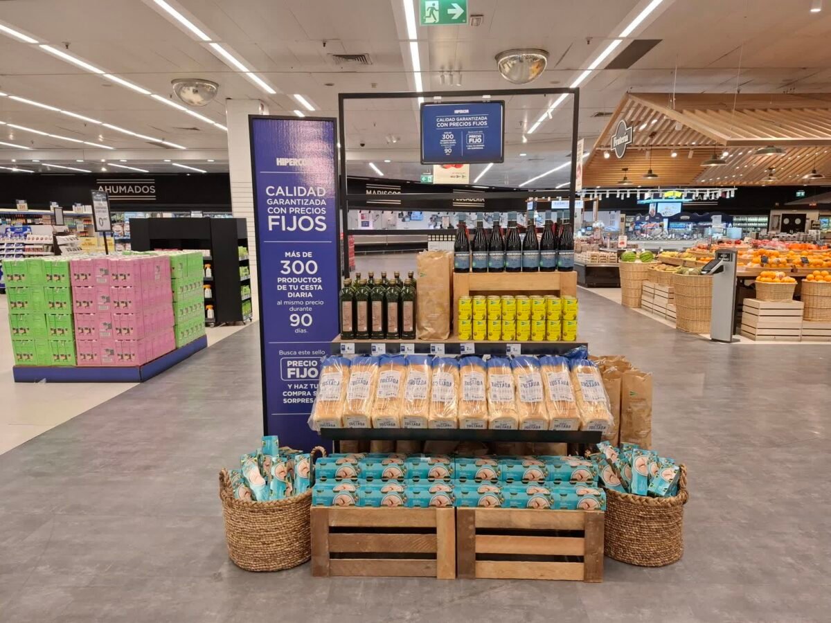 Imagen del interior de un supermercado del Corte Inglés con una estanteria llena de productos.