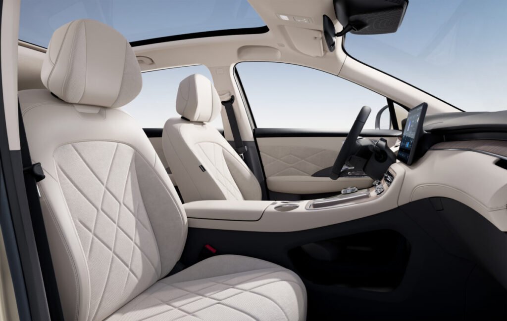 Adiós a los precios imposibles: el nuevo MGS6 EV que llega cargado de tecnología Imagen del interior del nuevo MGS6 EV de 2026 con detalles de los asientos en blanco.
