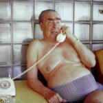 El efecto Helsinki: un documental satírico sobre la diplomacia en la Guerra Fría Leonid Brezhnev hablando por teléfono en la dacha estatal Glitsiniya, en Nizhnyaya Oreanda (Yalta, Crimea), durante el verano de 1982.