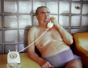 El efecto Helsinki: un documental satírico sobre la diplomacia en la Guerra Fría Leonid Brezhnev hablando por teléfono en la dacha estatal Glitsiniya, en Nizhnyaya Oreanda (Yalta, Crimea), durante el verano de 1982.