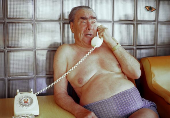 Leonid Brezhnev hablando por teléfono en la dacha estatal Glitsiniya, en Nizhnyaya Oreanda (Yalta, Crimea), durante el verano de 1982.
