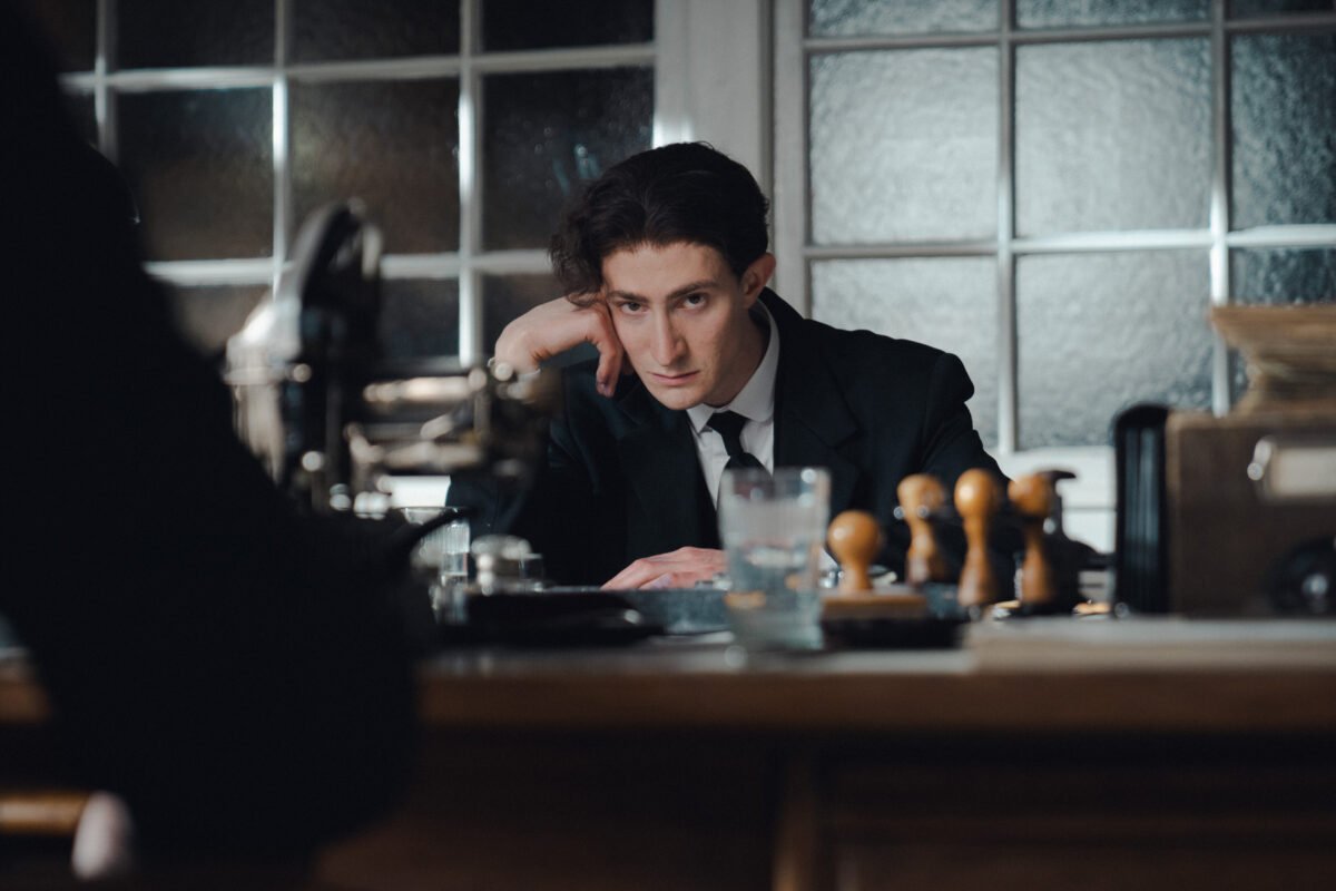 Filmin estrena en exclusiva el biopic de Franz Kafka dirigido por Agnieszka Holland El actor Idan Weiss interpretando al escritor en la película Franz Kafka Filmin.