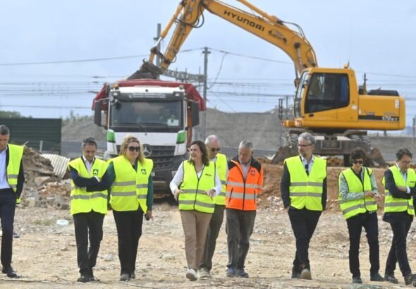 Una imagen donde varias personas acompañas a la Alcaldesa de Valencia María José Catalá a las obras de Malilla Sur