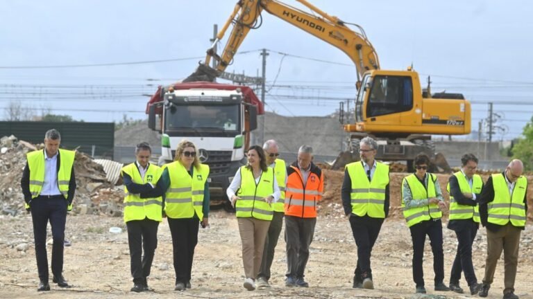 Una imagen donde varias personas acompañas a la Alcaldesa de Valencia María José Catalá a las obras de Malilla Sur
