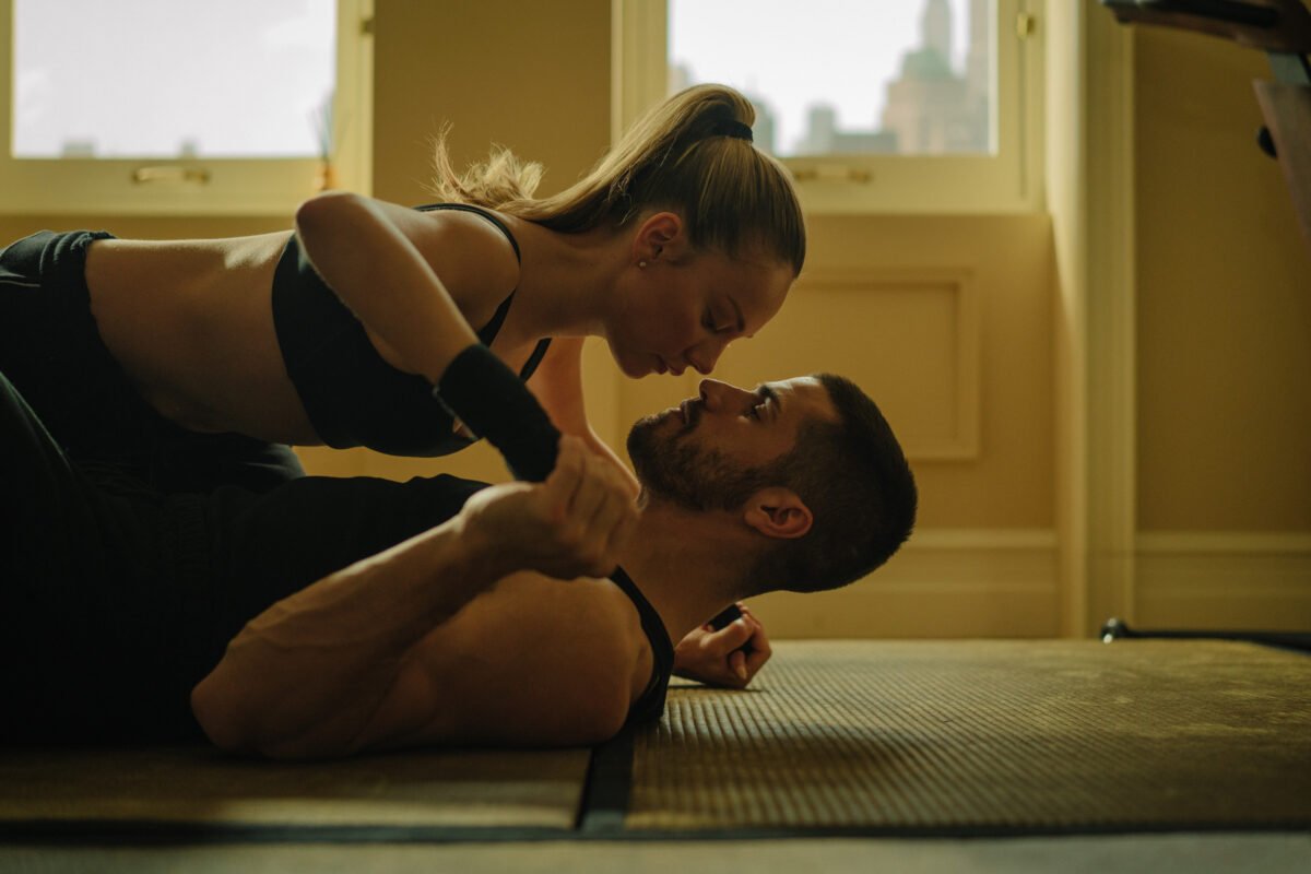 Ester Expósito y Hugo Diego García protagonizarán Enfrentados: Marfil en Prime Video Imagen de Enfrentados: Marfil con Ester Expósito y Hugo Diego García en una escena de Enfrentados: Marfil.