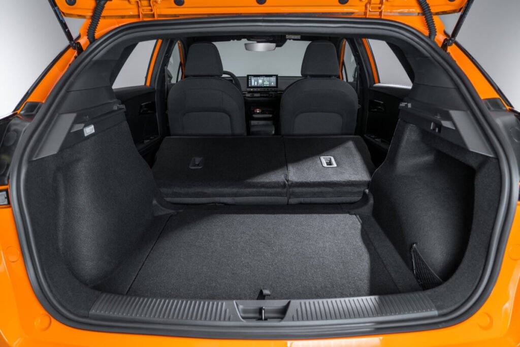 MG4 EV 2026: El coche que puso en jaque a las marcas europeas Imagen del maletero del MG4 EV con el portón trasero abierto.