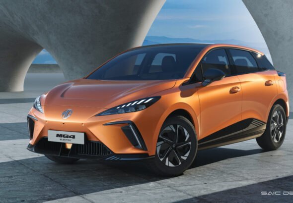 Exterior del coche MG4 eléctrico color naranja.