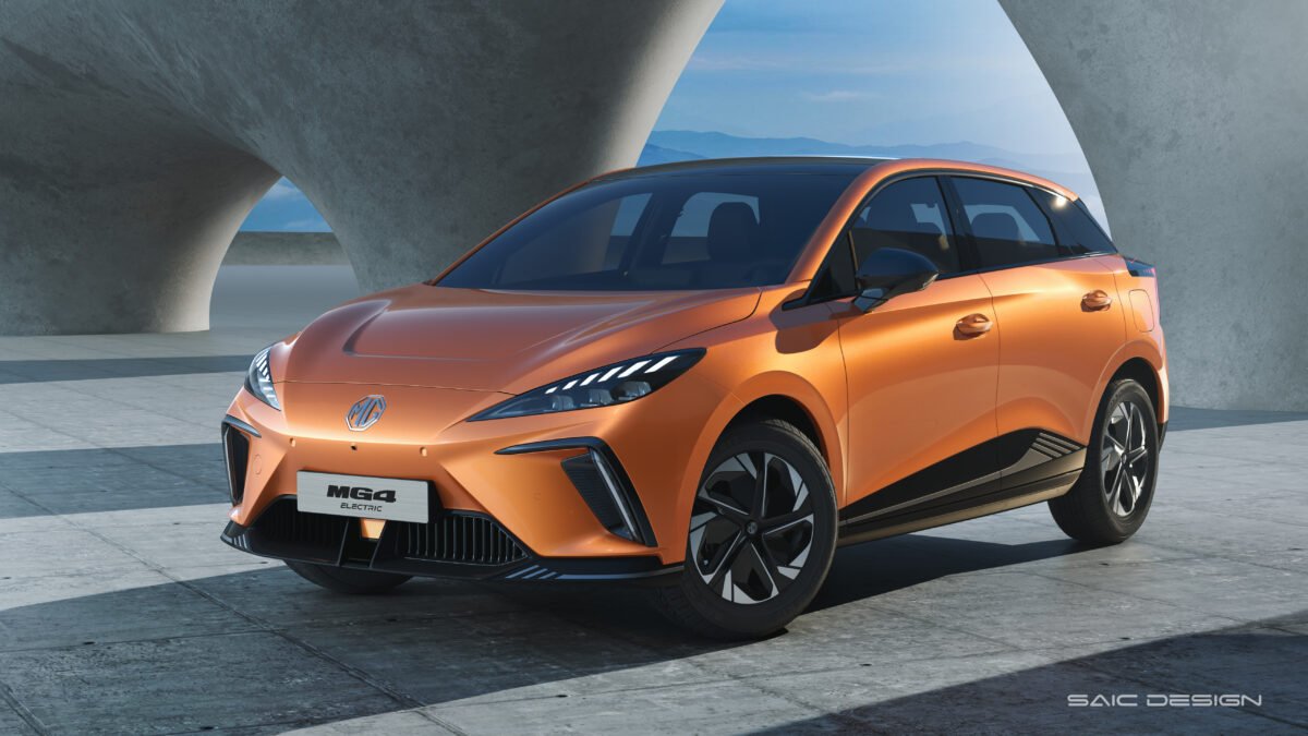 MG4 EV 2026: El coche que puso en jaque a las marcas europeas Exterior del coche MG4 eléctrico color naranja.