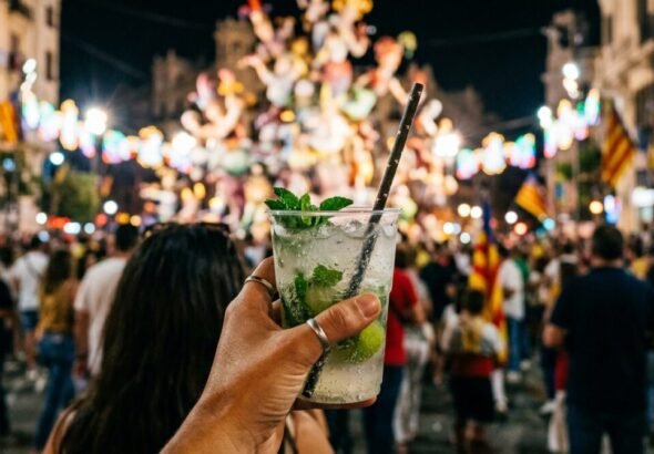 Imagen de un mojito servido en un vaso de plástico en las fallas de Valencia.