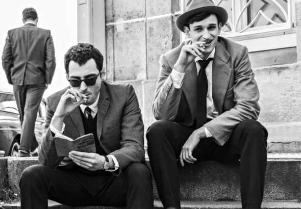 Guillaume Marbeck como Jean-Luc Godard y Aubry Dullin como Jean-Paul Belmondo en la película Nouvelle Vague.