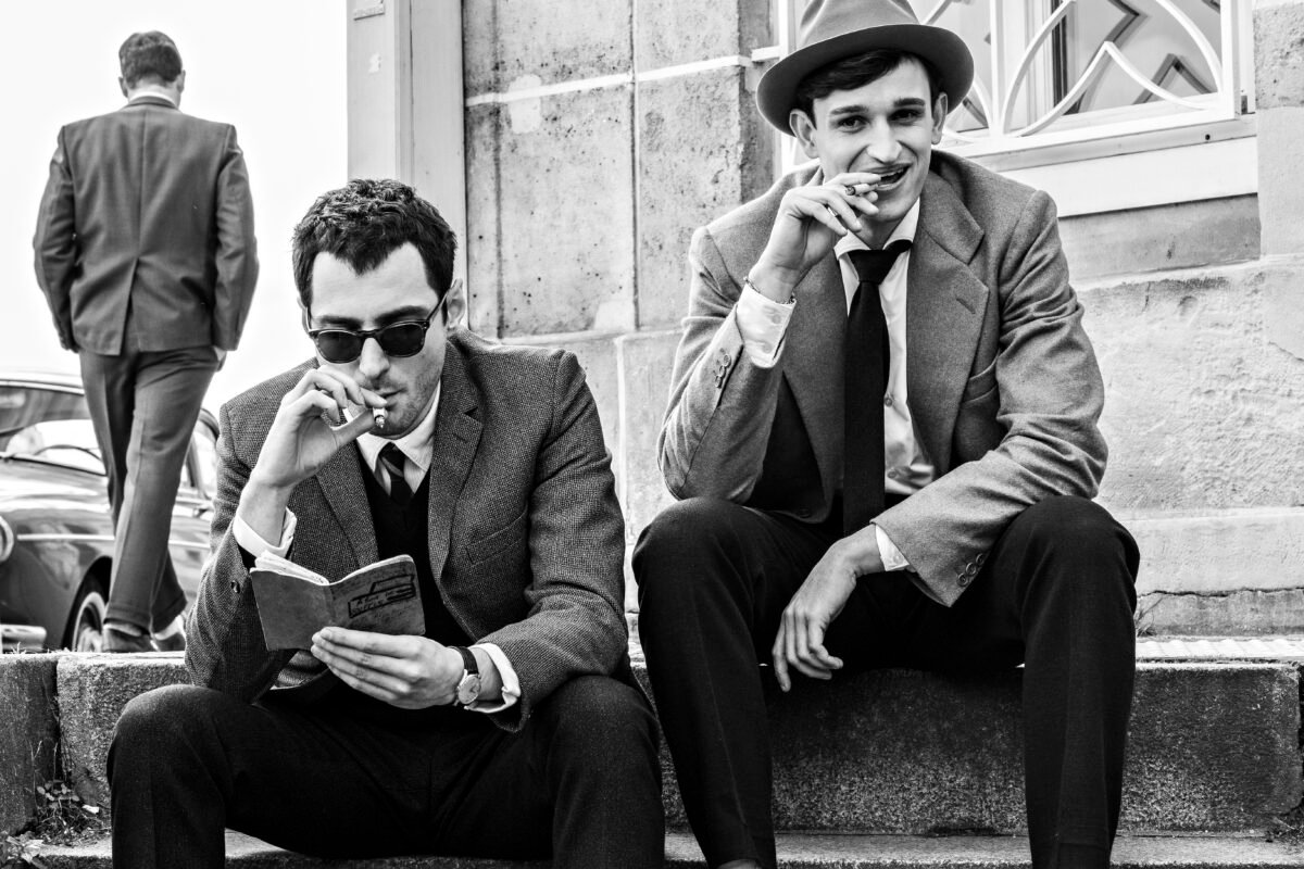 El cine de Richard Linklater revive el origen de la Nouvelle Vague en Filmin Guillaume Marbeck como Jean-Luc Godard y Aubry Dullin como Jean-Paul Belmondo en la película Nouvelle Vague.