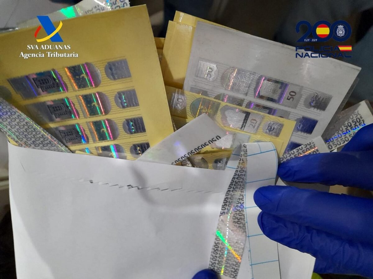 Cae el responsable de un centro de producción de billetes falsos Imagen de la operación de la Policía Nacional que desmantela en Málaga un laboratorio de billetes falsos