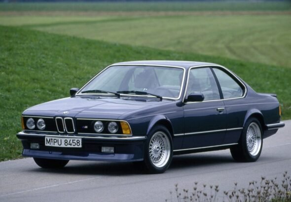 Un BMW Serie 6 del año 1979 de color azul