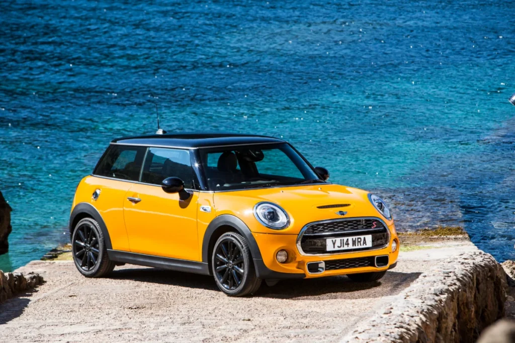 ¿Qué tiene este coche que nos vuelve locos? Imagen MINI frontal y lateral aparcado de color amarillo