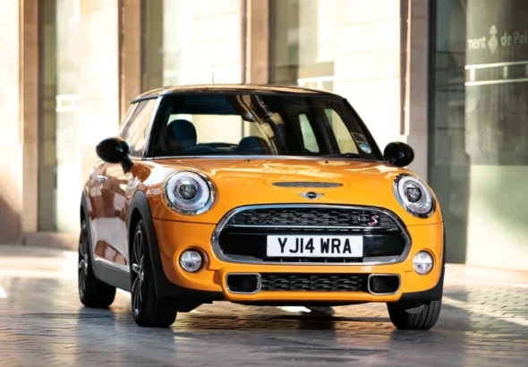 Imagen coche MINI amarillo parte frontal
