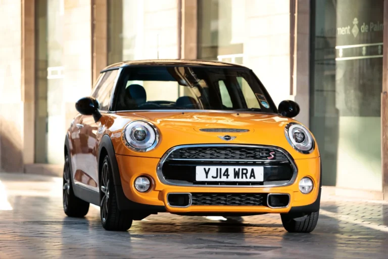 Imagen coche MINI amarillo parte frontal