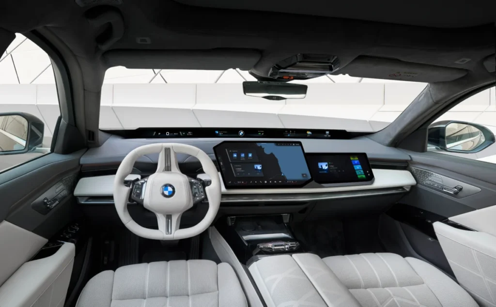 El BMW Serie 7: ¿Es este el coche más inteligente (y lujoso) del mundo? Interior moderno de un automóvil BMW Serie 7. Vista del salpicadero