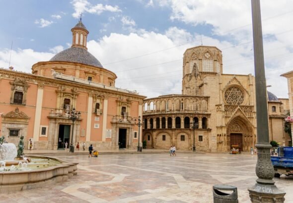 Plaza de la Virgen Valencia en la fiesta de San Vicent Ferrer
