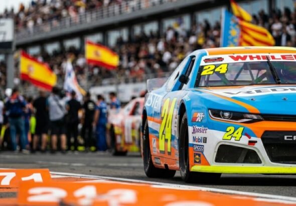Recreación digital de un coche en el Valencia NASCAR Fest