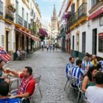 Aficionados de la Real Sociedad y del Atlético de Madrid antes de la final de la Copa del Rey en el Estadios de la Cartuja.