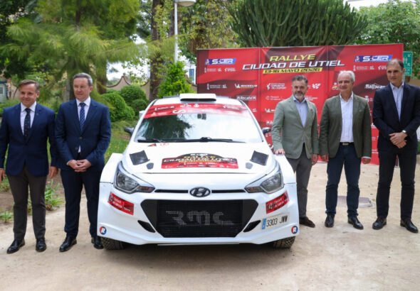 José Díez en el Rallye Utiel con un coche acompañado de más personas