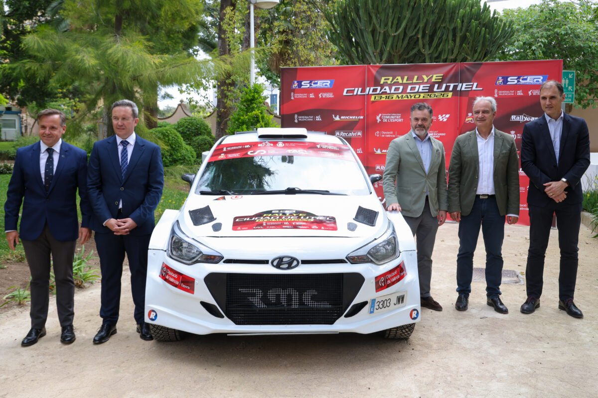 José Díez en el Rallye Utiel con un coche acompañado de más personas