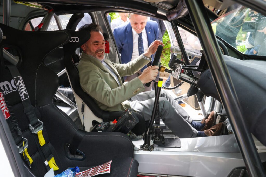 El Supercampeonato de España de Rallyes ruge en Utiel El vicepresidente segundo, José Díez, dentro de un coche del Rallye de Utiel