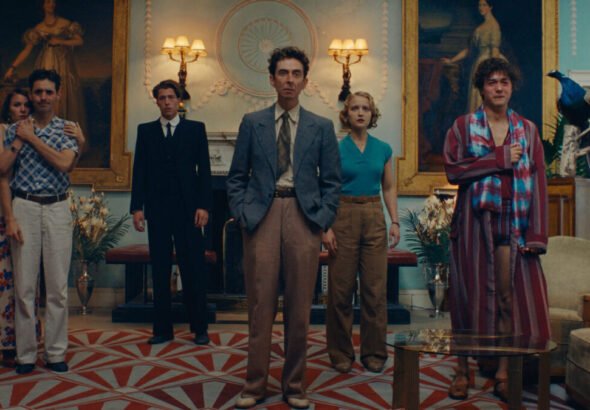 Filmin estrena ‘Esto no es un misterioso asesinato’, la miniserie surrealista con Dalí y Magritte como sospechosos TINAMM_S01EP01_DCI-Thistlethwaite-Gala-Dali-Salvador-Dali-Rene-Magritte-Man-Ray-Lee-Miller-Nash-L-R_Entrance-Hall_Copyright-PANENKA-2048x1152