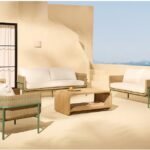 Cómo conseguir una terraza de revista: la combinación de madera y metal para este verano Terraza de jardín con patas de aluminio y asientos en fibra sintética trenzada.