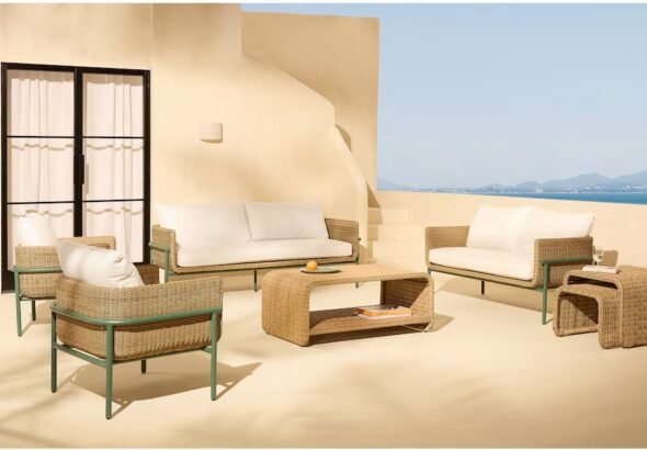 Terraza de jardín con patas de aluminio y asientos en fibra sintética trenzada.