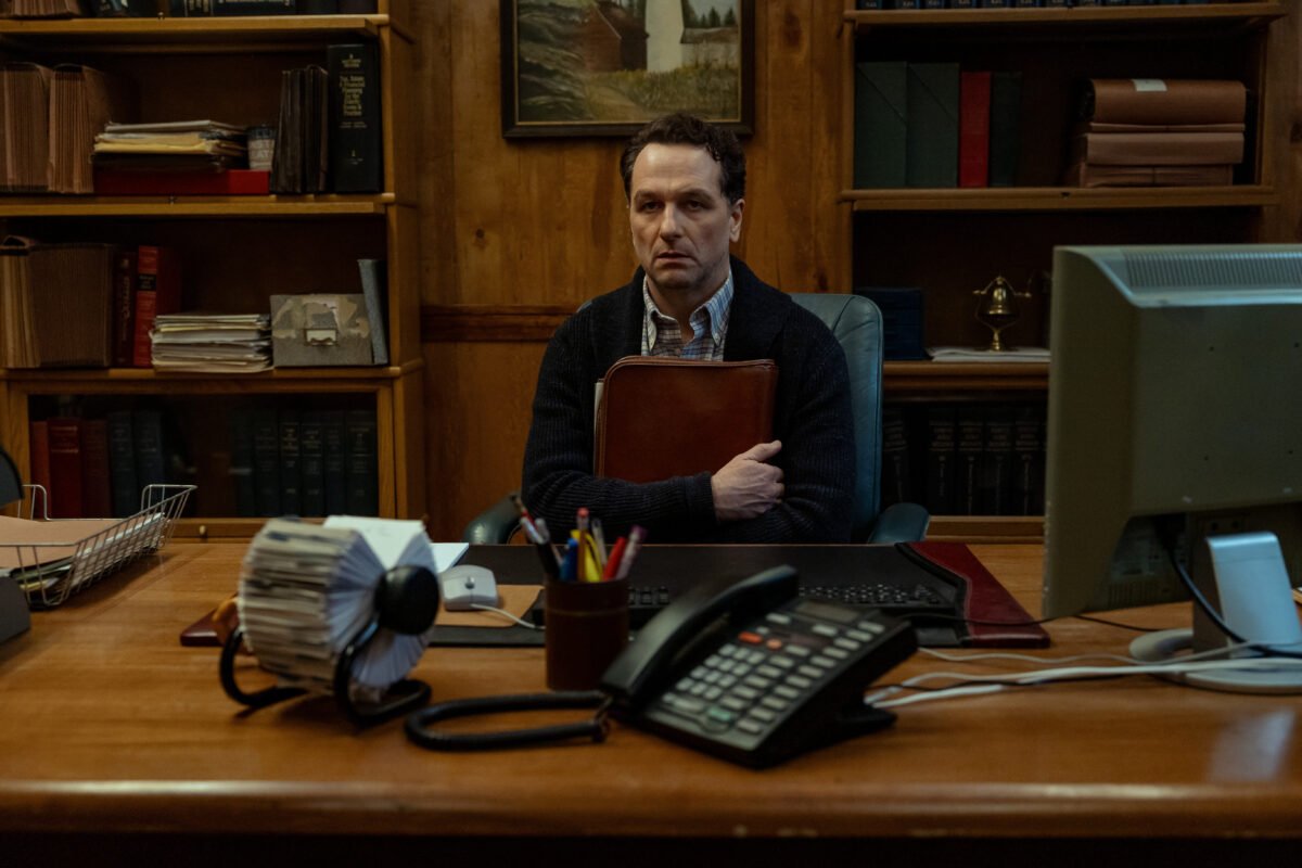 Matthew Rhys en una escena de la serie La maldición de Widow's Bay