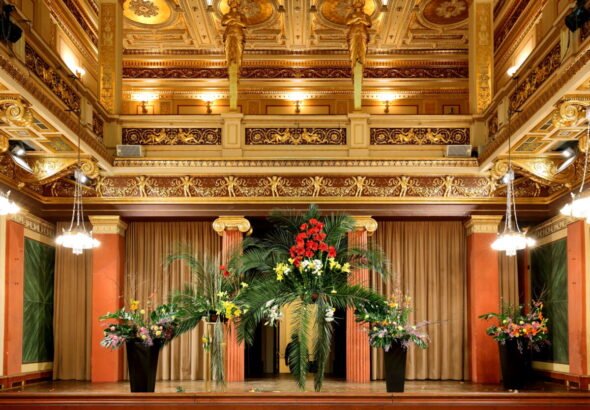 Interior de la Sala Brahms del Musikverein de Viena, auditorio de música clásica con revestimiento de madera y escenario principal.