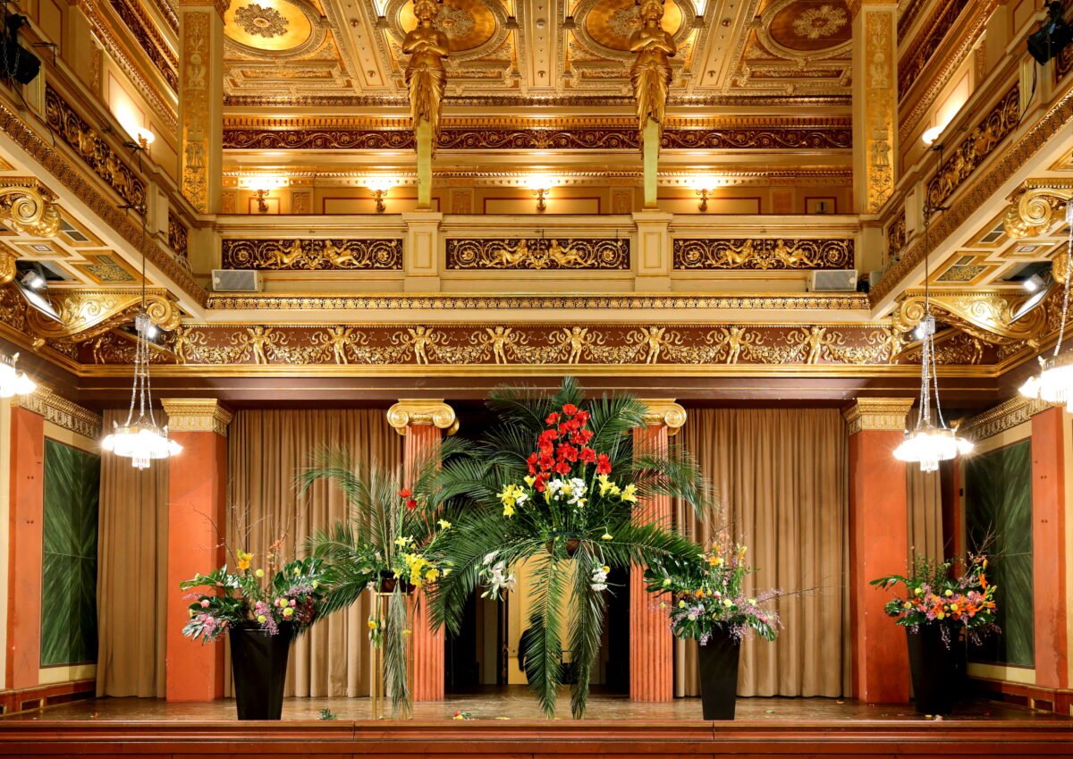 Interior de la Sala Brahms del Musikverein de Viena, auditorio de música clásica con revestimiento de madera y escenario principal.