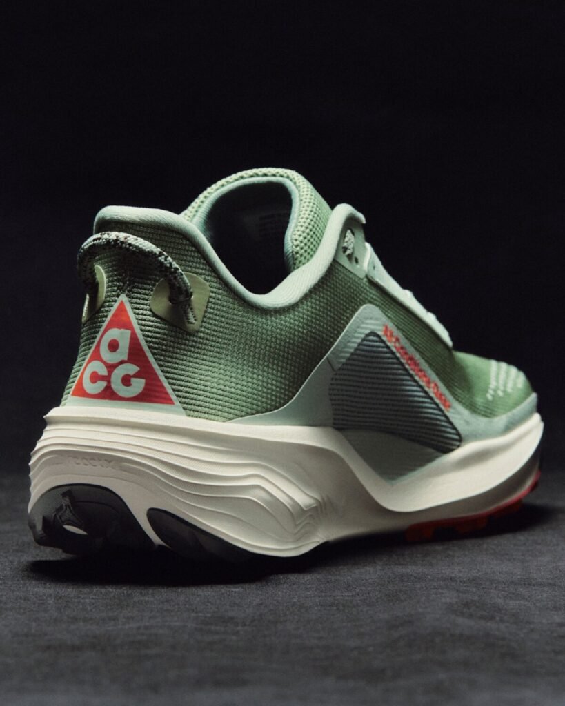 ¿Asfalto o montaña? El dilema que resuelven las nuevas ACG Pegasus Trail con su tecnología todoterreno Vista de la parte posterior de la nueva zapatilla de Nike ACG Pegasus Trail 2026
