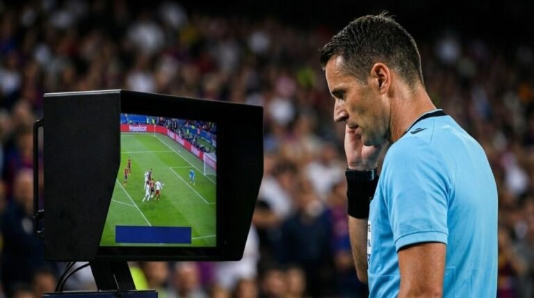 Un árbitro revisando una jugada en el monitor del VAR.