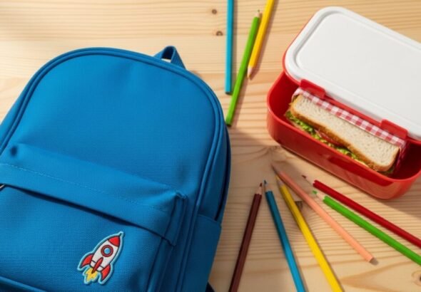 Detalle de material escolar relacionado con las ayudas infantil en València.