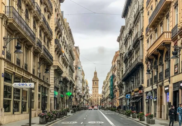 Vista de la calle La Paz sin tráfico en Valencia un día nublado.