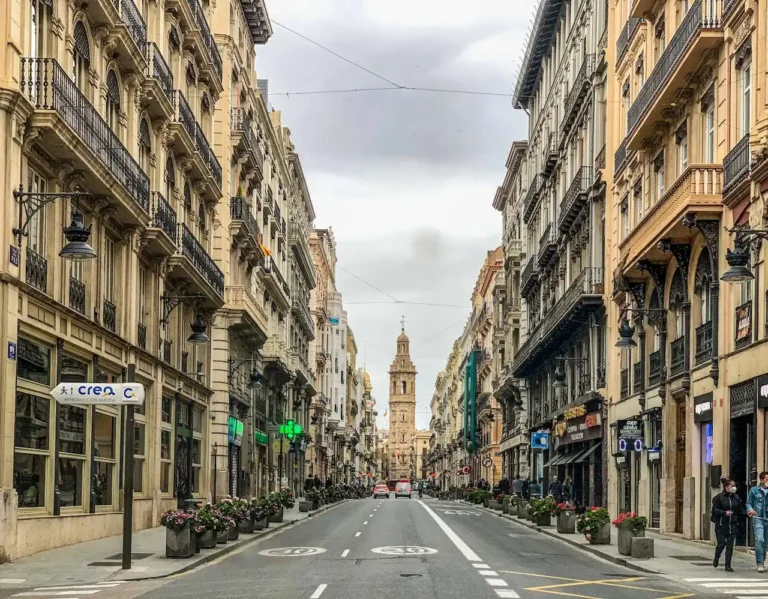 Vista de la calle La Paz sin tráfico en Valencia un día nublado.