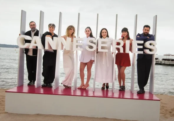 El equipo de la serie Yo siempre a veces en el festival de Cannes Series en una imagen en la playa con un logo