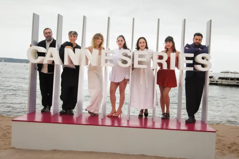El equipo de la serie Yo siempre a veces en el festival de Cannes Series en una imagen en la playa con un logo