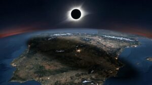 España se prepara para vivir una racha histórica de eclipses solares Ilustración de la progresión de los eclipses solares sobre un mapa.