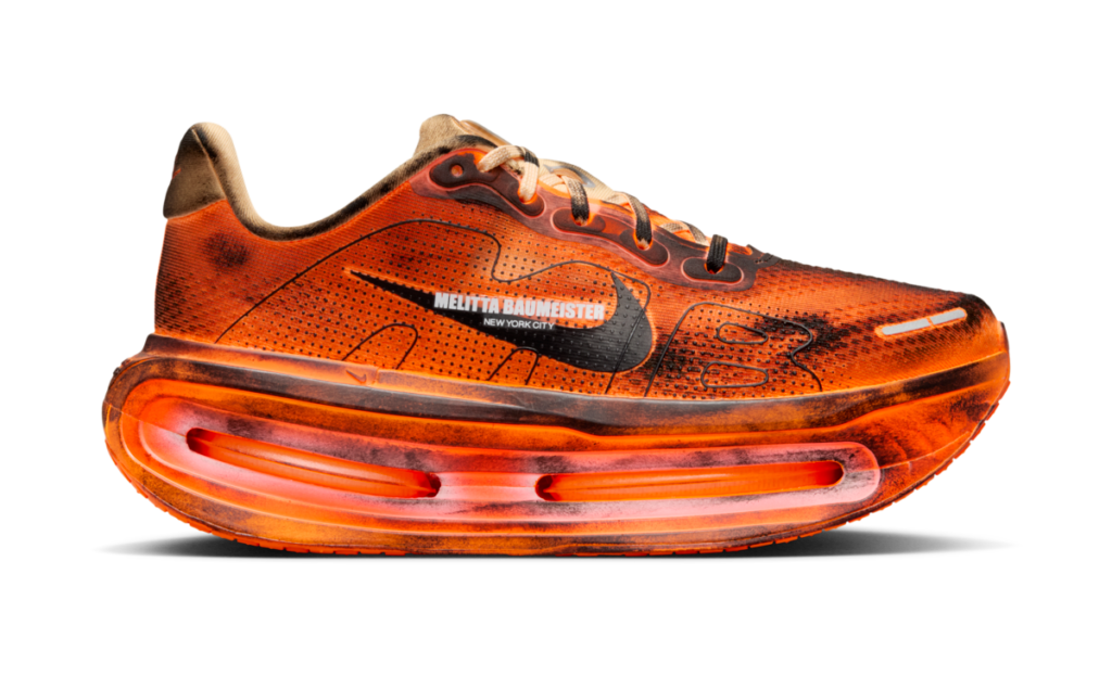 Las zapatillas pintadas a mano para correr de Nike y Melitta Baumeister Imagen del lateral del nuevo diseño de Nike y Melitta Baumeister Pegasus