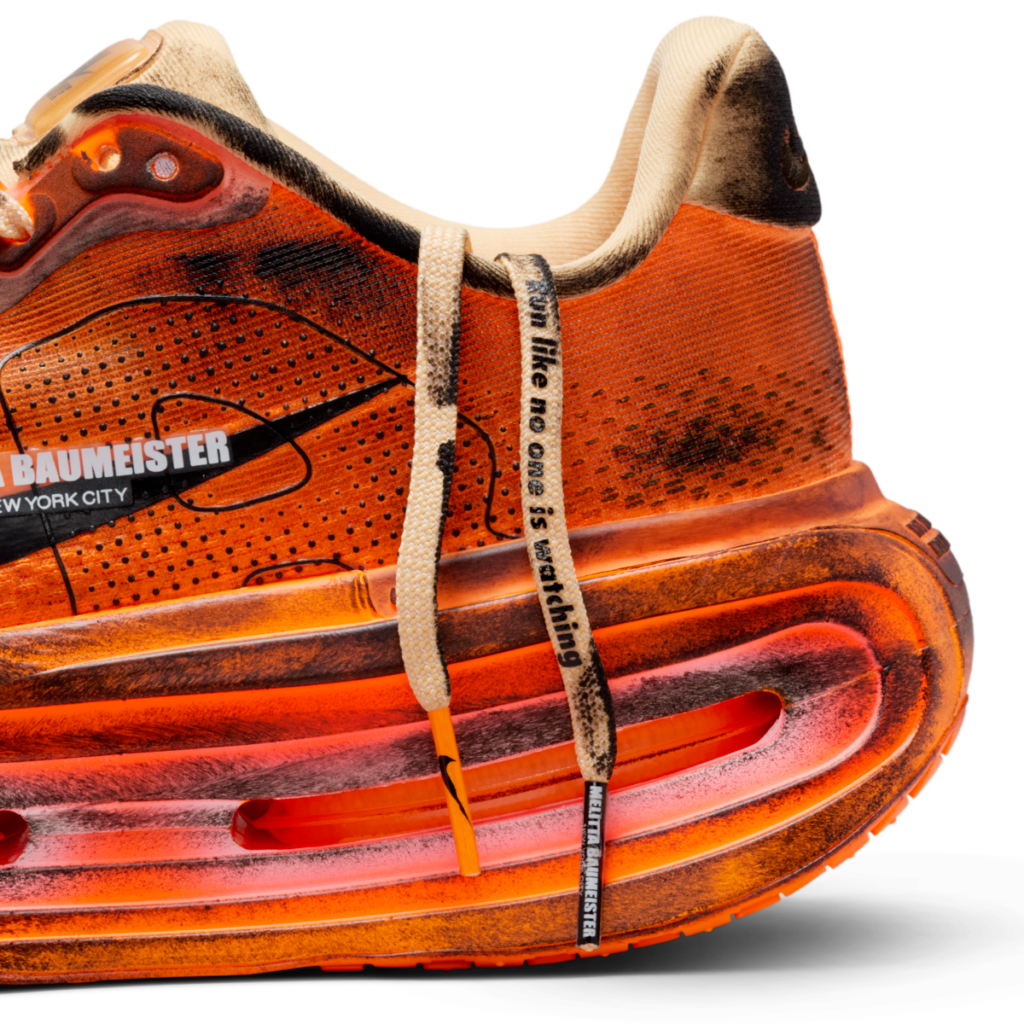 Las zapatillas pintadas a mano para correr de Nike y Melitta Baumeister Imagen detalle lateral posterior del nuevo diseño de Nike y Melitta Baumeister Pegasus
