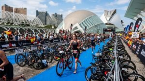 Turistas y atletas en Valencia durante el fin de semana del Ironman 2026 Valencia.