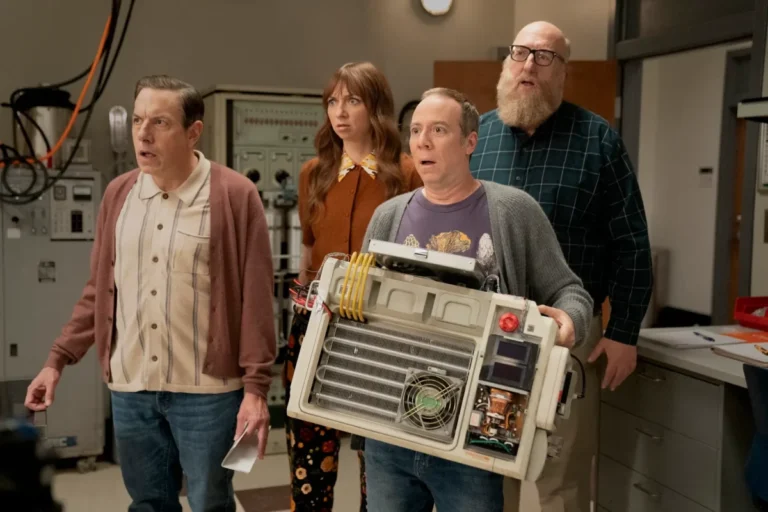 John Ross Bowie, Lauren Lapkus, Kevin Sussman y Brian Posehn posan juntos en la CCXP de Ciudad de México durante la presentación de la serie de HBO Max 'Stuart no consigue salvar el universo'.