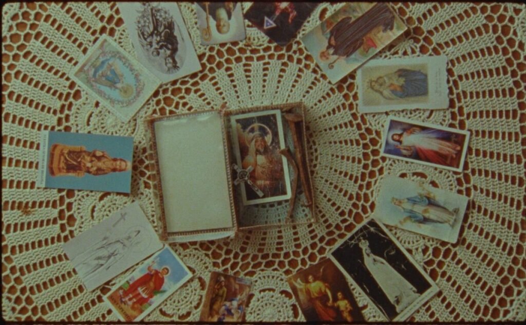 'La Chaparra': el escalofriante relato de la familia que vivió 30 años en una secta Imagen de uno de los episodios de la serie documental La Chaparra de Movistar Plus+