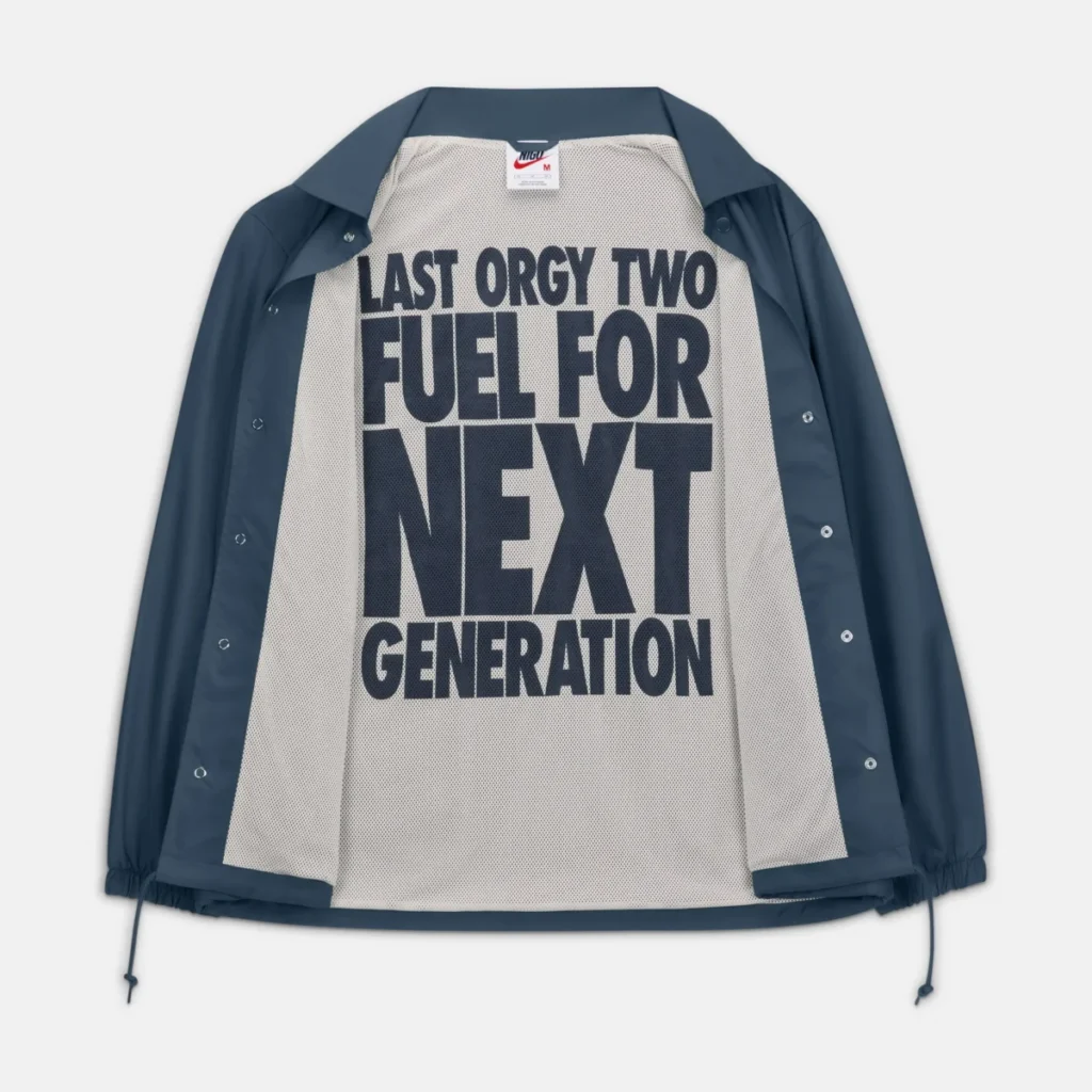 Nike x Nigo: el "drop" de ropa de 1993 que vuelve hoy Vista interior de la chaqueta de la colección Nike y Nigo de 2026 del Air Force 1 World Tour
