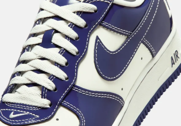 Zapatillas Air Force 1 Nike Nigo modelo 2026 vista lateral colores blanco y azul