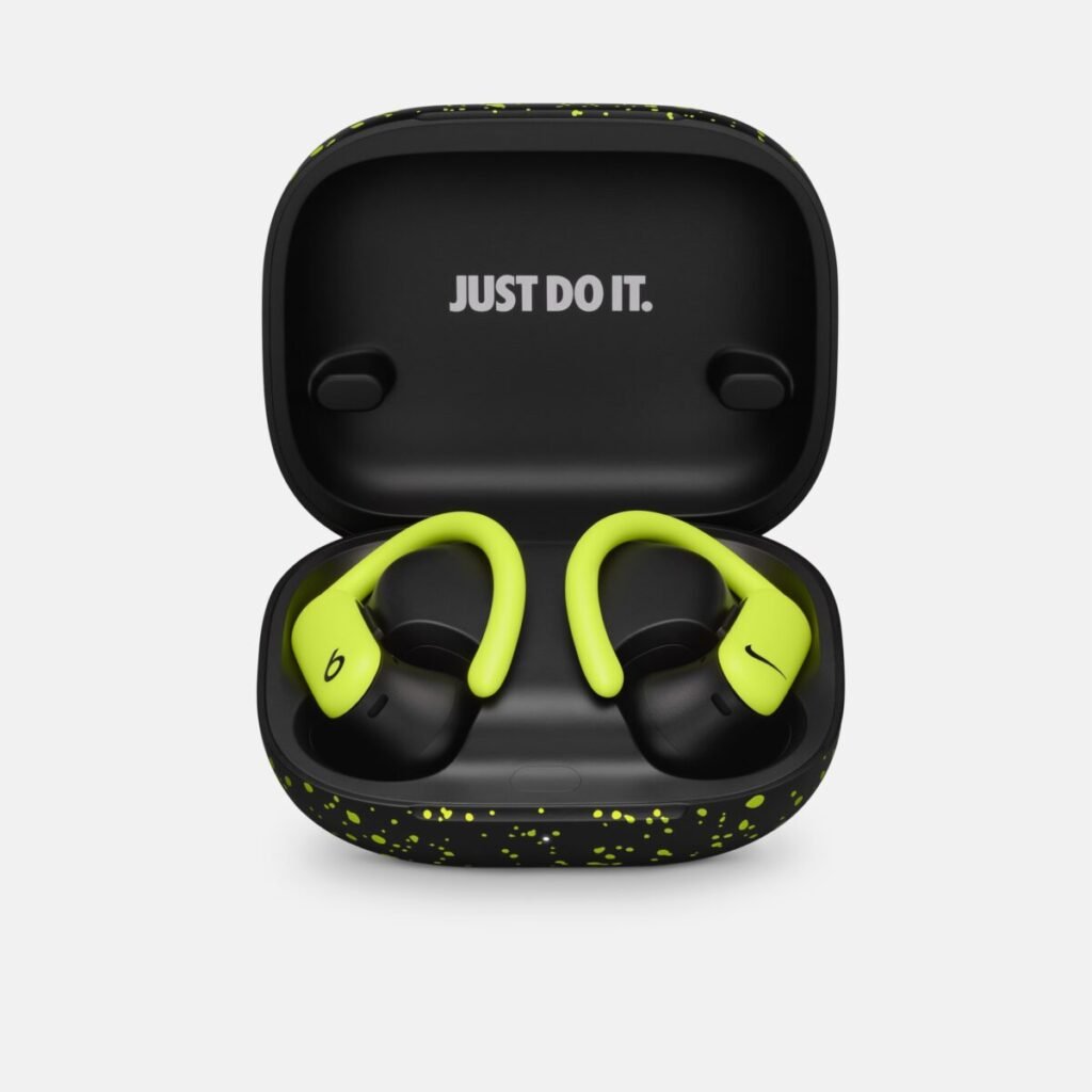 Beats y Nike: los nuevos Powerbeats Pro 2 con sensor de frecuencia cardiaca Cargador y auriculares de los nuevos powerbeats pro 2 Nike